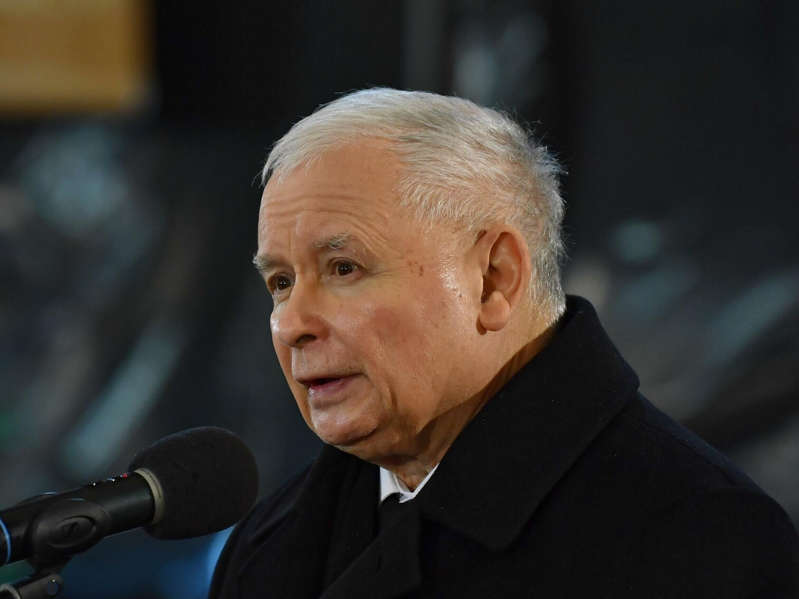 Jarosław Kaczyński chciał uczcić zmarłą matkę. Gwizdy i okrzyki: „hańba, dyktator, będziesz siedział”