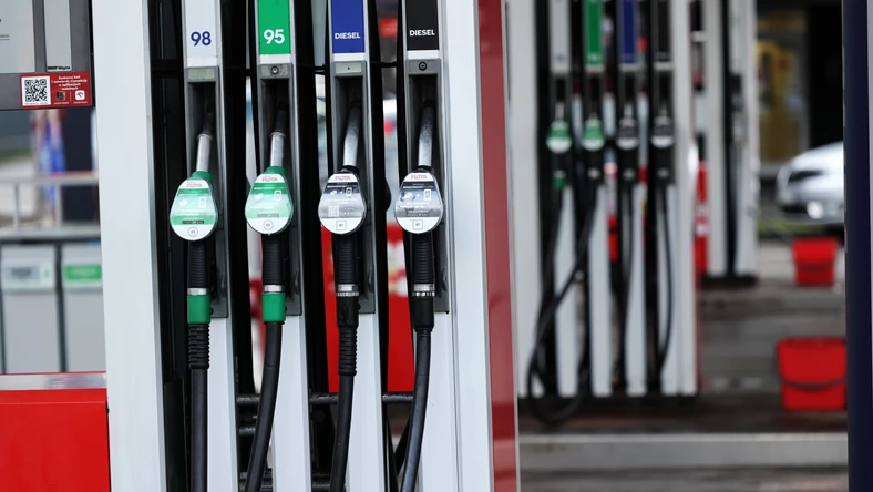 Ekspert o cenach paliw: obniżka nam się po prostu należy