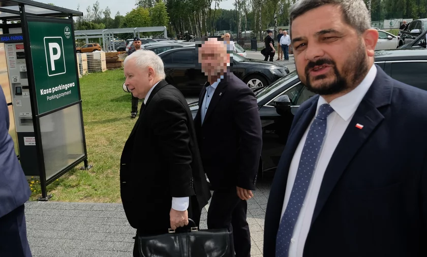 Jarosław Kaczyński musiał uciekać tylnym wejściem! Wściekły tłum na spotkaniu w Kórniku