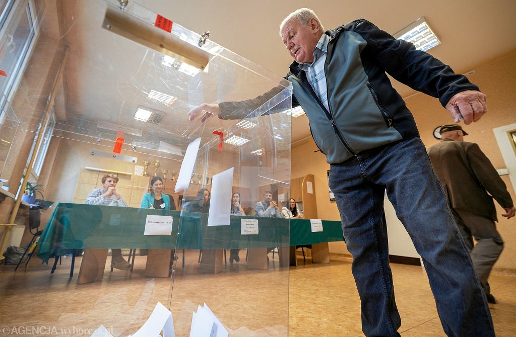 PiS chce przesunąć wybory samorządowe. Polacy wolą głosować w normalnym terminie