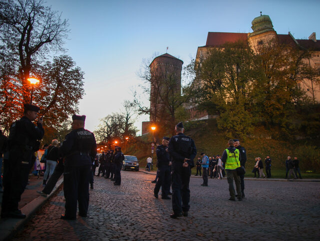 Politycy PiS przeciwni protestom pod Wawelem. Wymyślono sposób na demonstrantów