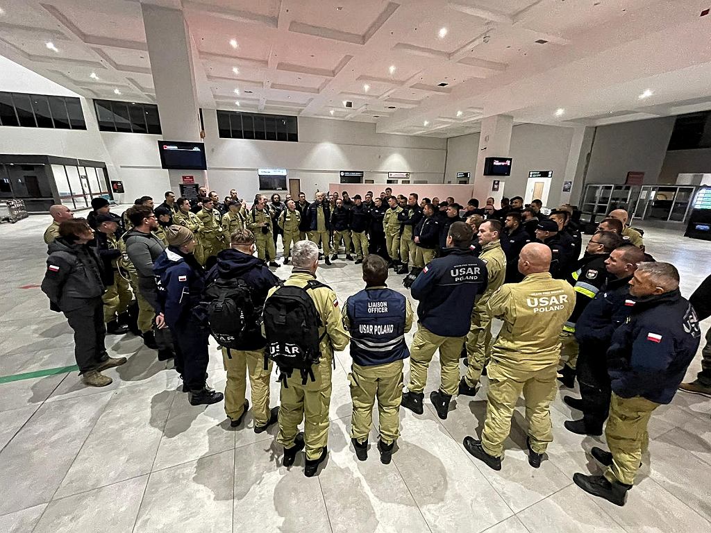 Turcja. Przejazd polskich strażaków zablokowali lokalni mieszkańcy. Błagają ich o pomoc