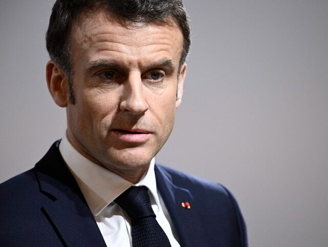 Francuski rząd przetrwał głosowanie nad wotum nieufności. Ale to nie koniec problemów Macrona