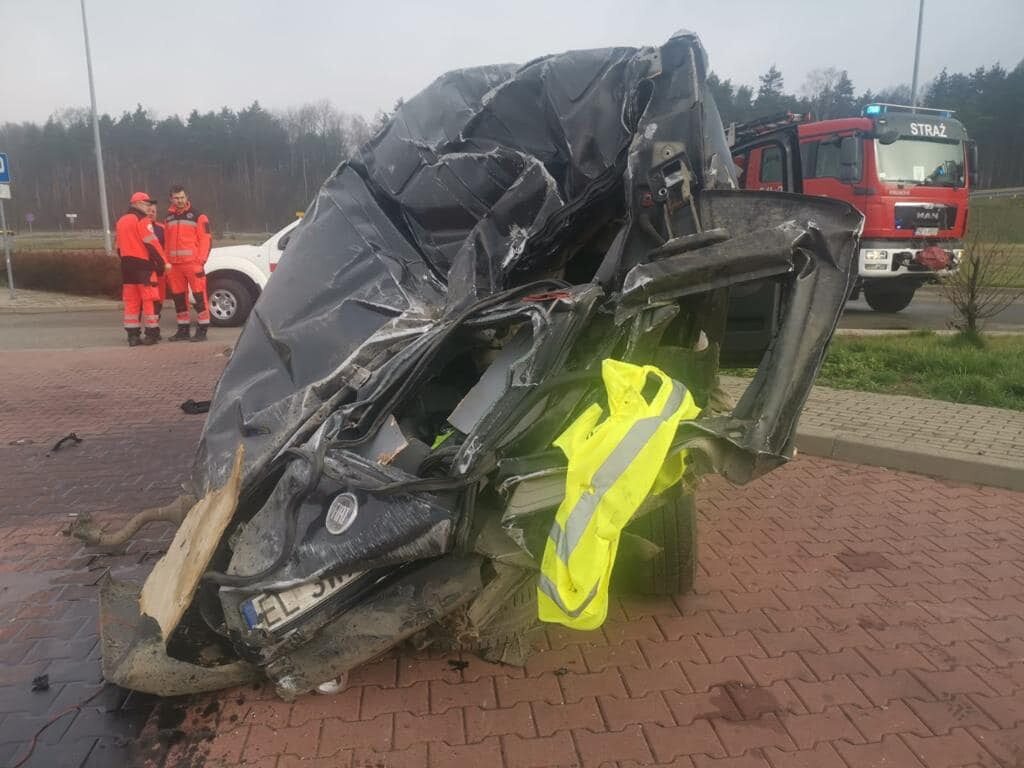 28-latek wypadł z drogi na A1 i zginął na miejscu. Z fiata niewiele zostało