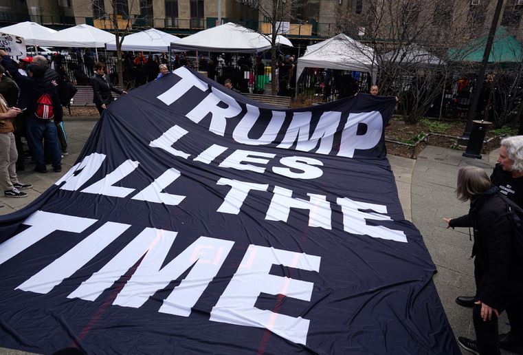 Donald Trump oskarżony. Demonstracje na ulicach Nowego Jorku