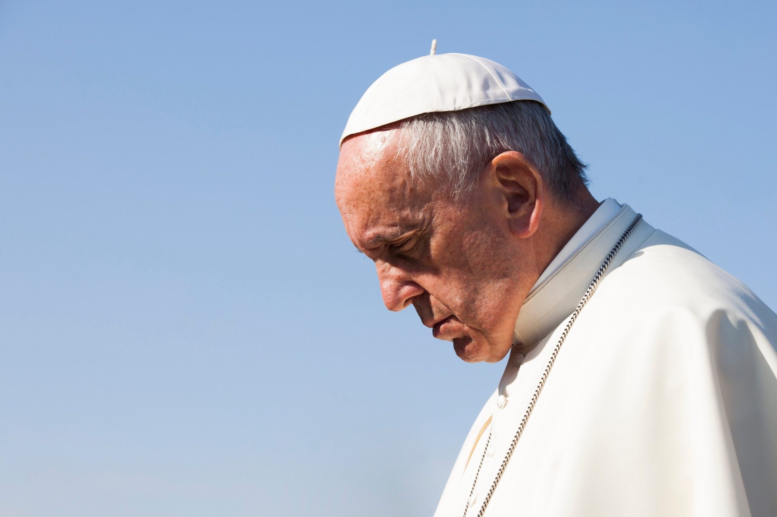 Franciszek stanął w obronie Jana Pawła II. Mówił też o „wichrach wojny”