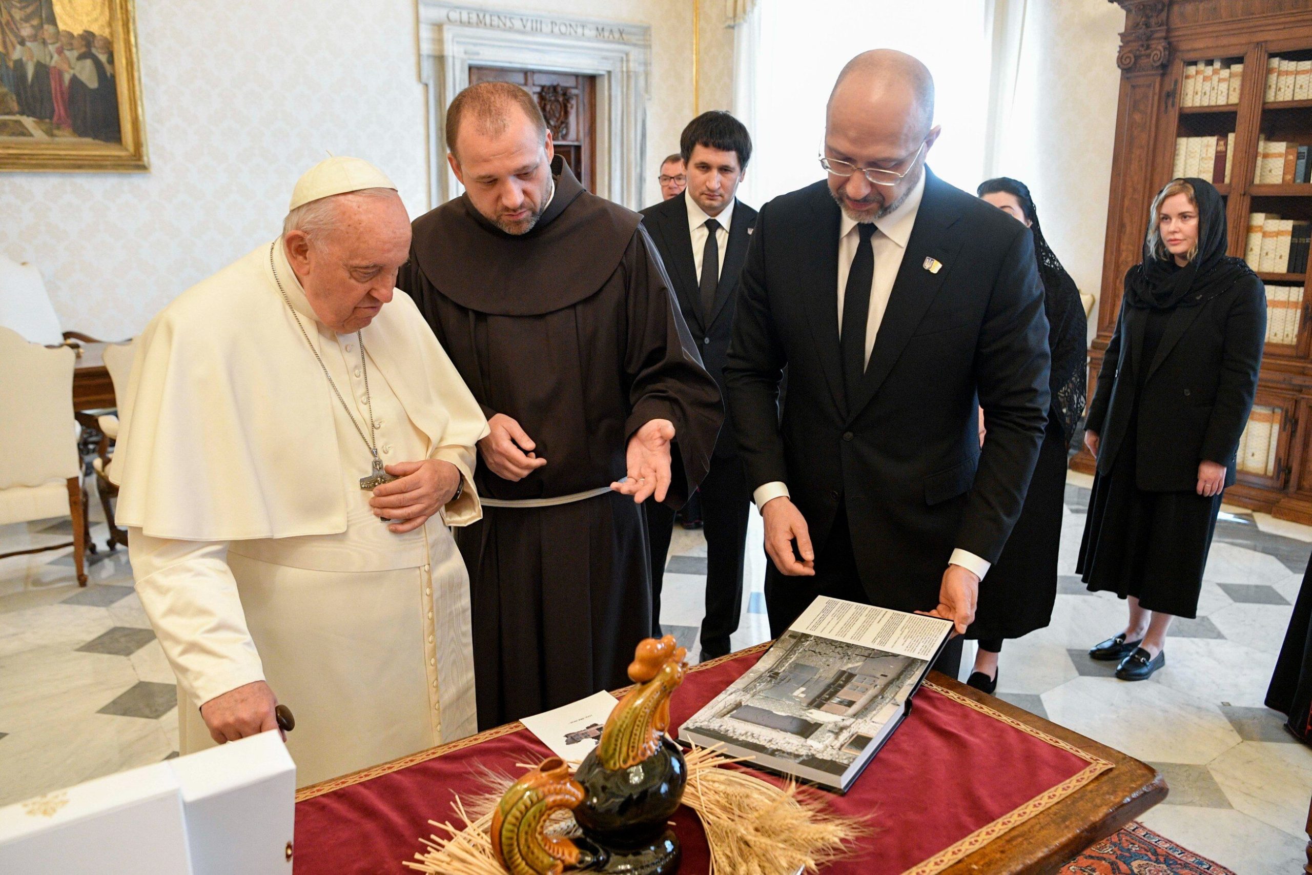 Premier Ukrainy na audiencji u Franciszka. Dlaczego papież otrzymał karafkę w kształcie koguta?