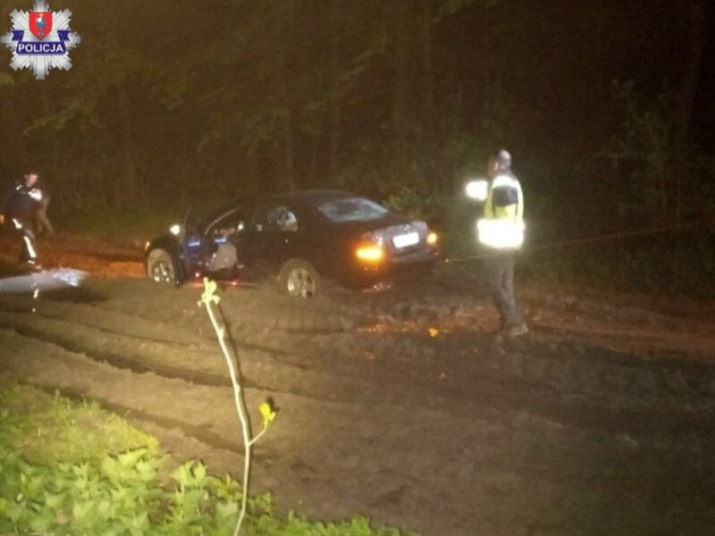 Auto ugrzęzło na drodze w okolicy Zamościa. W środku przestraszona rodzina z Francji