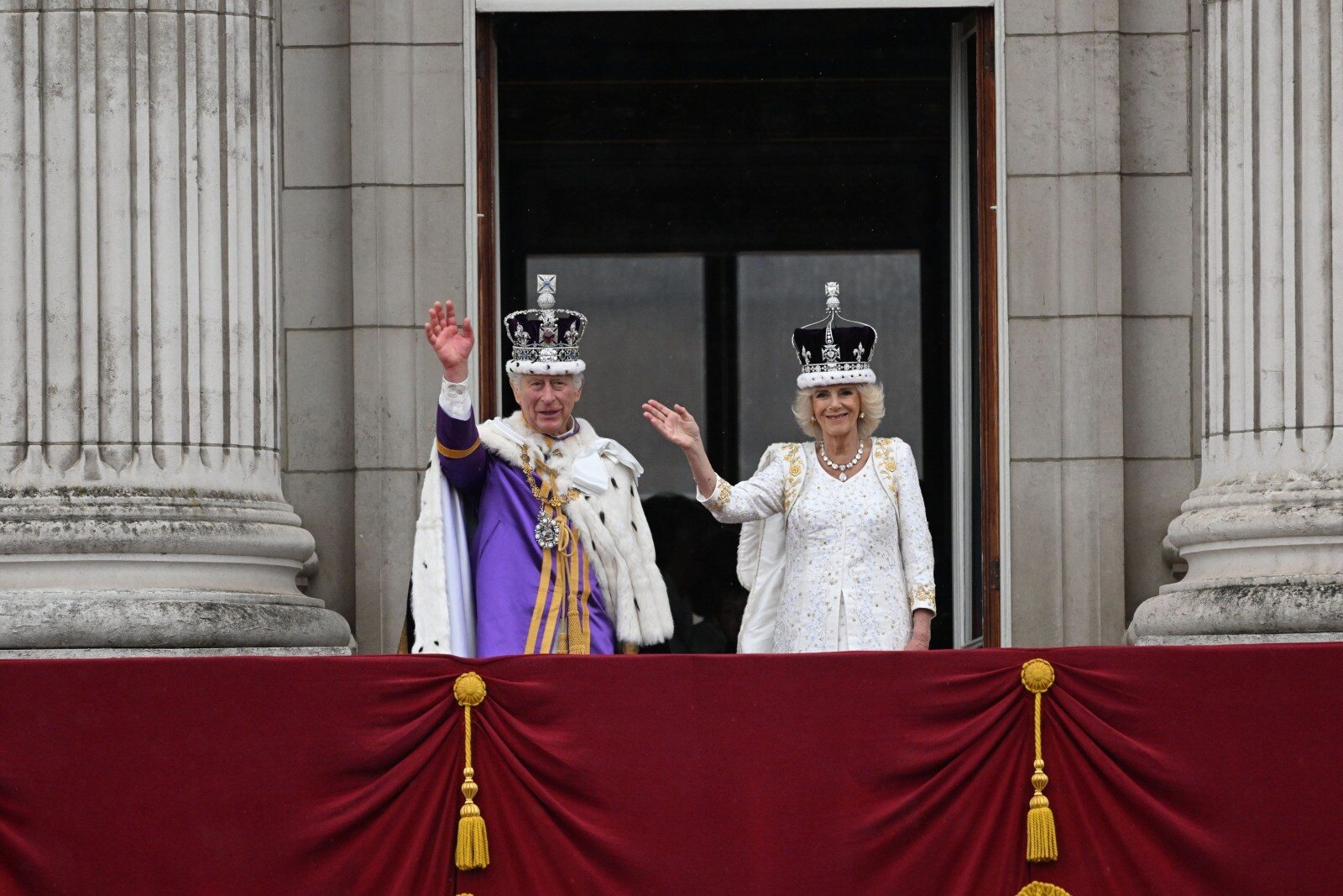 Pałac Buckingham odsłonił karty. Tak wyglądają pierwsze oficjalne portrety króla i królowej