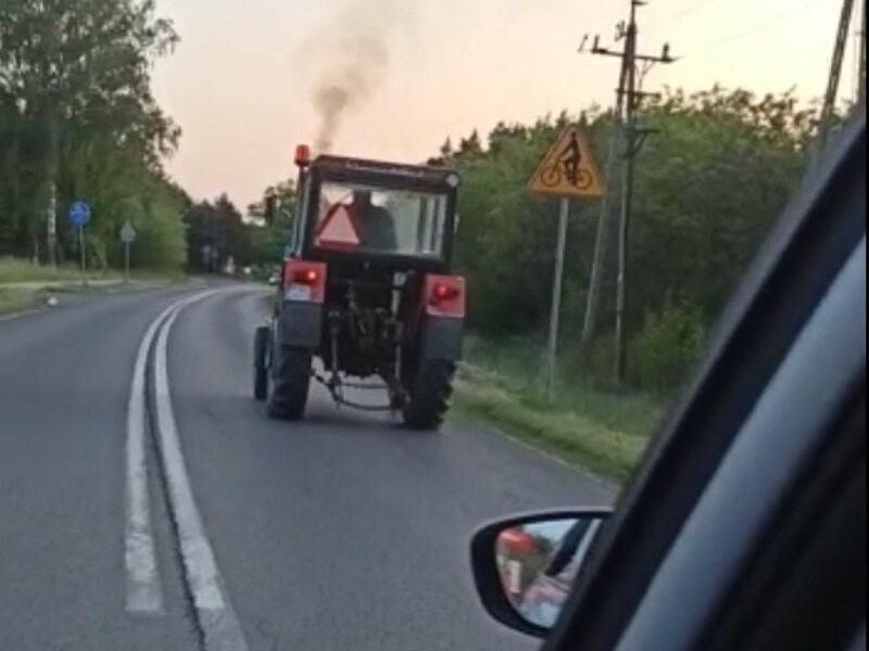 Pijany traktorzysta jechał wężykiem. Prowadził ciągnik z prawie trzema promilami