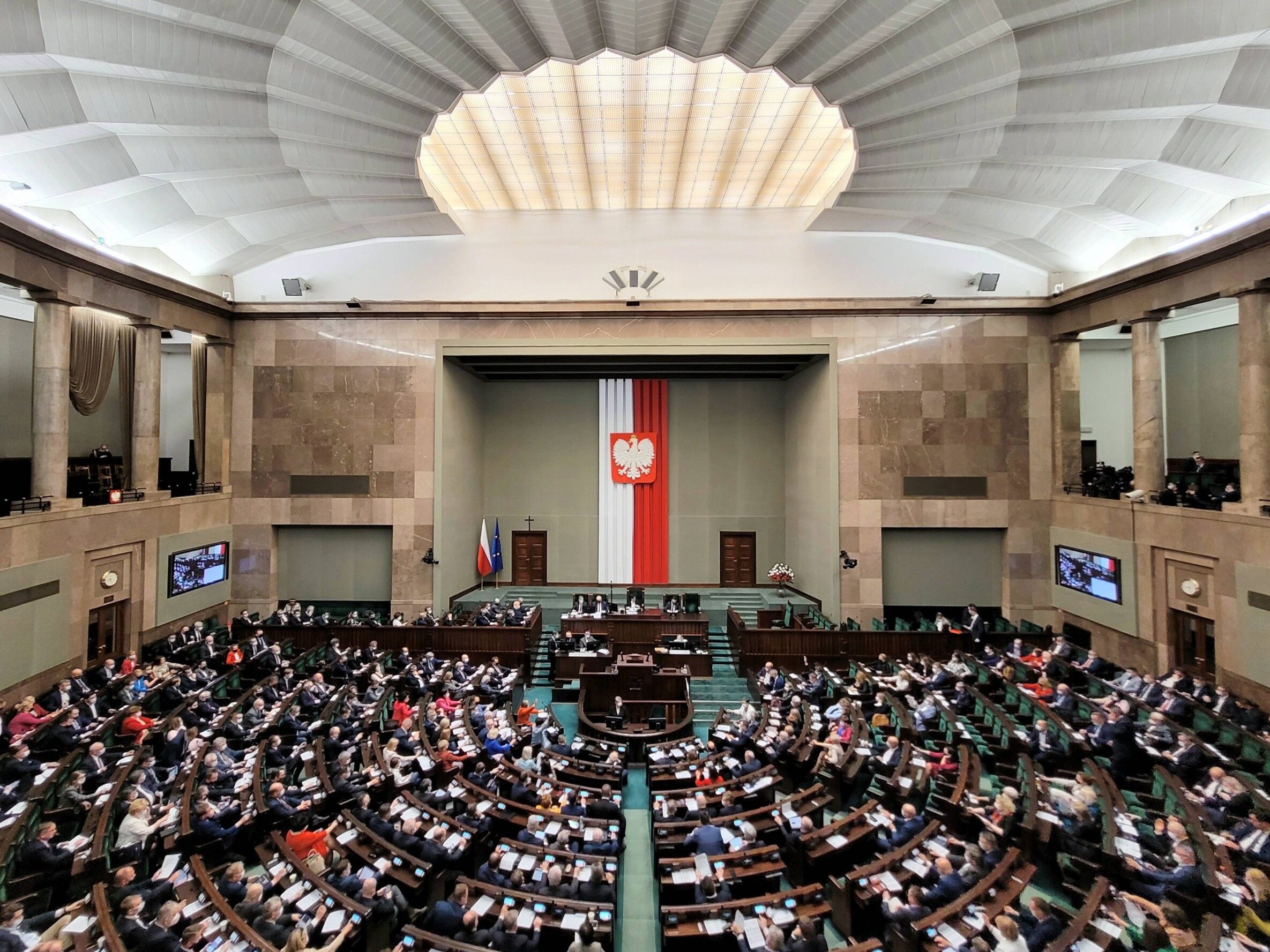 PiS sporo przed KO w najnowszym sondażu. Spadek poparcia dla Konfederacji