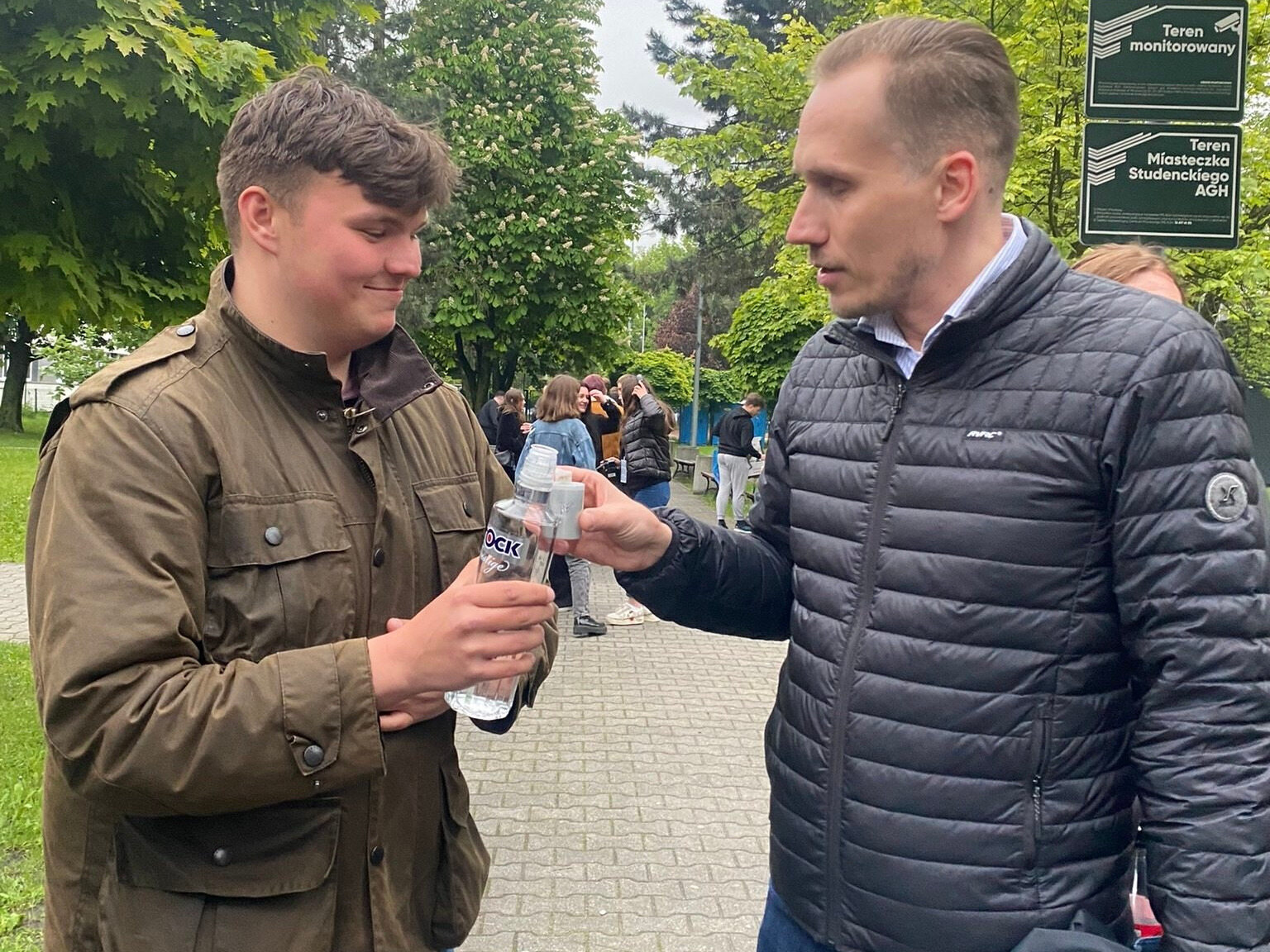 Poseł Konfederacji chciał poczuć się jak student. Pił wódkę i rozdawał piwo na juwenaliach