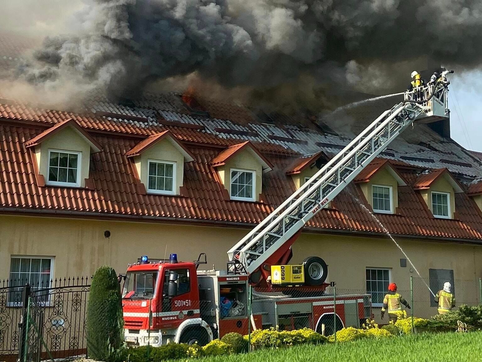 Pożar hotelu w Nałęczowie. „Ogromne jęzory ognia i wielkie kłęby dymu”