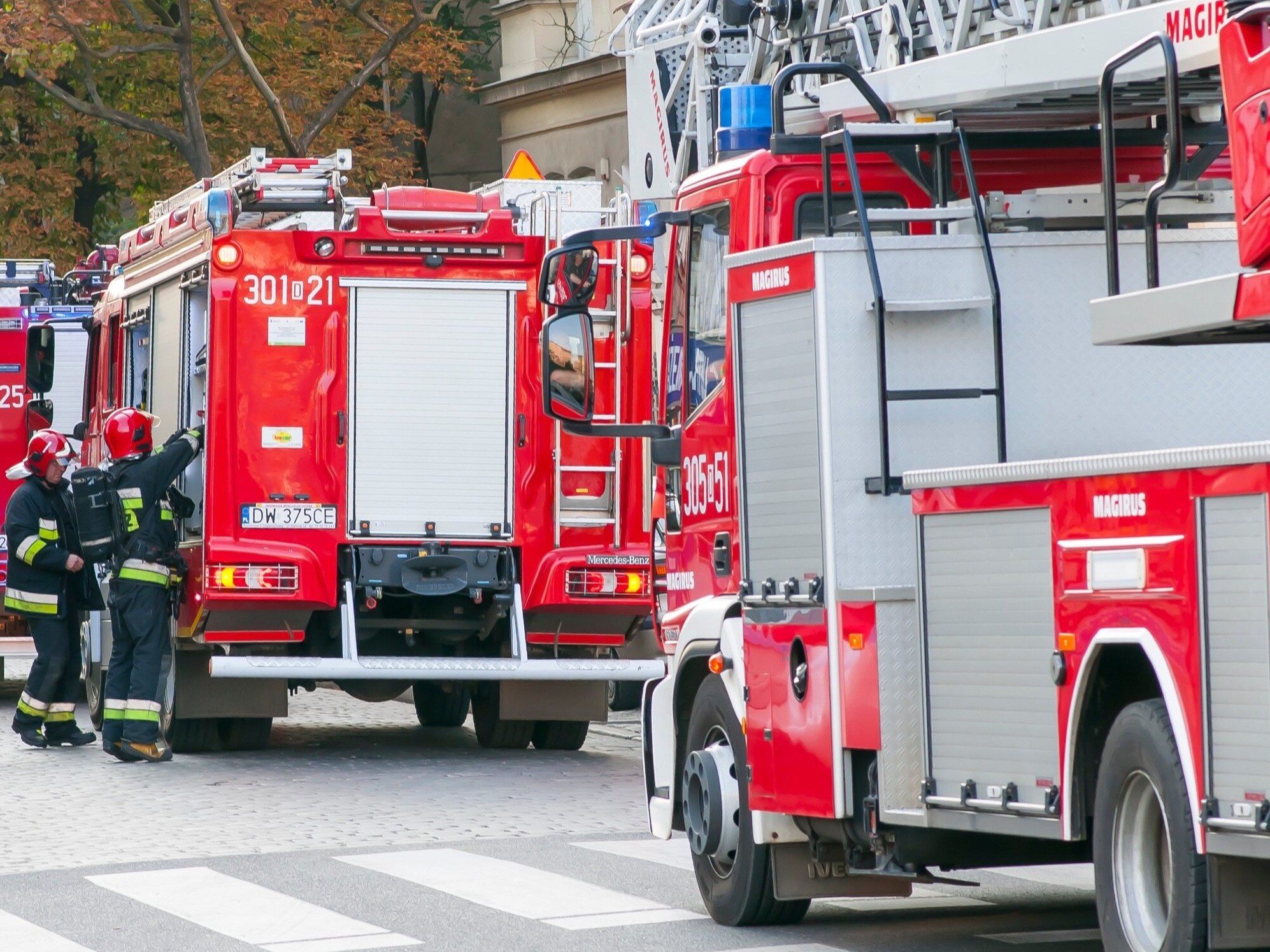 Pożar na terenie fermy drobiu w Kłecku. Trwa akcja strażaków