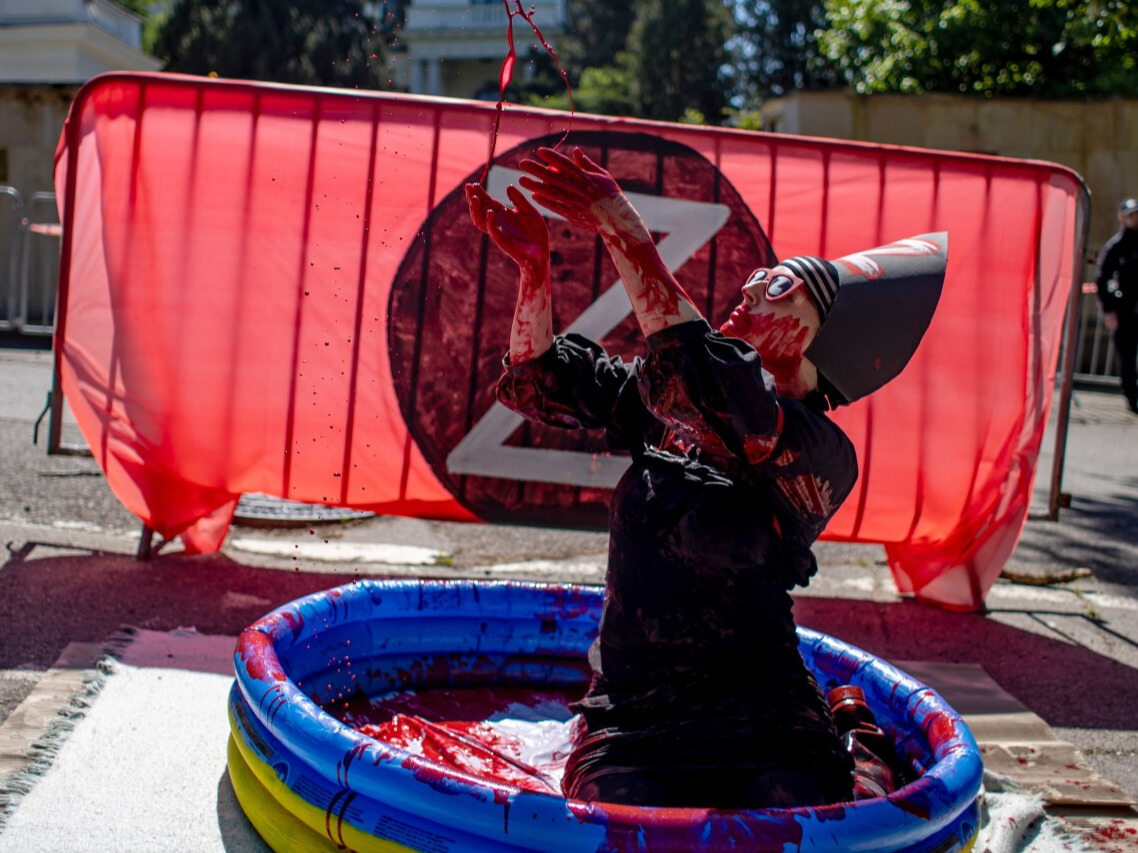 Symboliczny protest aktywistki. Wykąpała się w czerwonej farbie przed rosyjską ambasadą