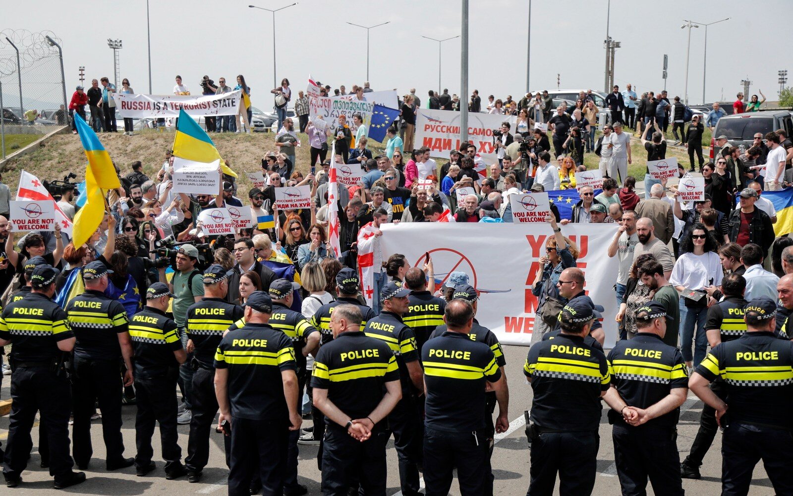 Tłum Gruzinów zebrał się przed hotelem. W środku miała znajdować się córka Siergieja Ławrowa