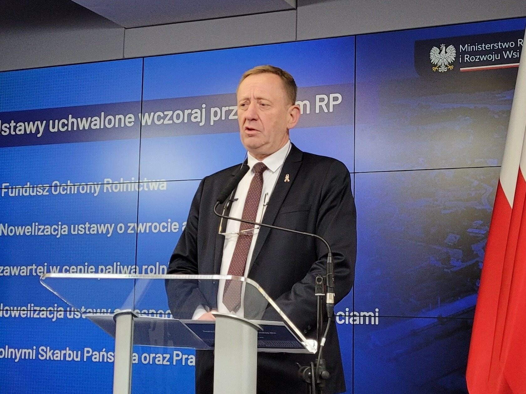 UE wstrzymuje wypłatę rekompensat dla rolników. 100 mln euro zamrożone przez działania dwóch państw