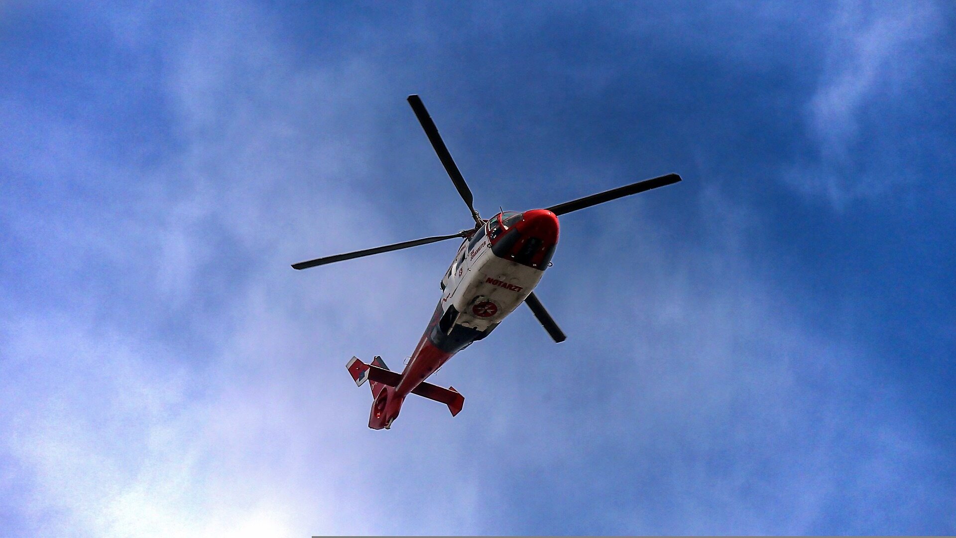 Urwał się kontakt z pilotem śmigłowca, trwały poszukiwania. Szokujący zwrot akcji