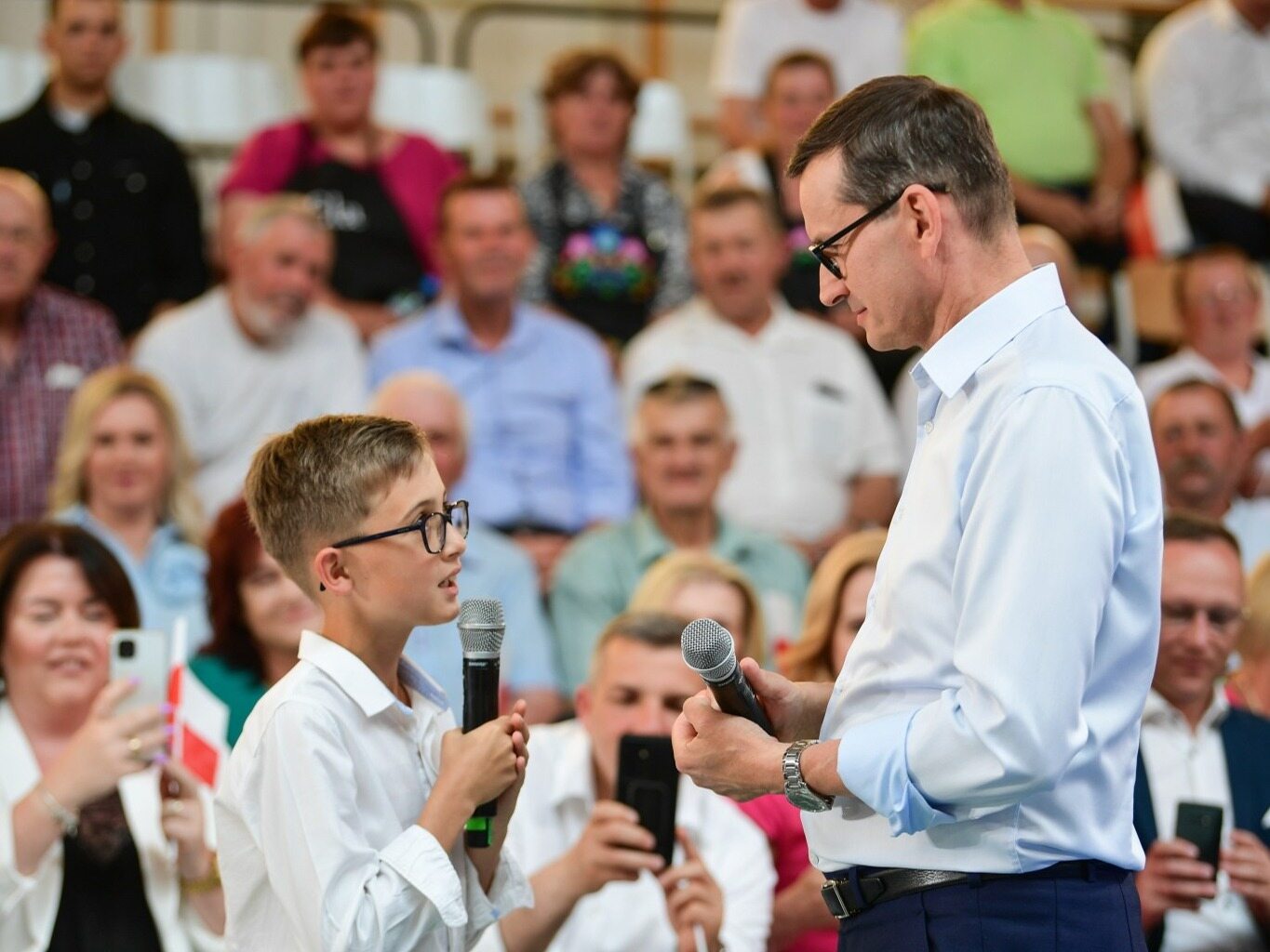 Chłopiec przejął mikrofon. Zadał Morawieckiemu jedno pytanie