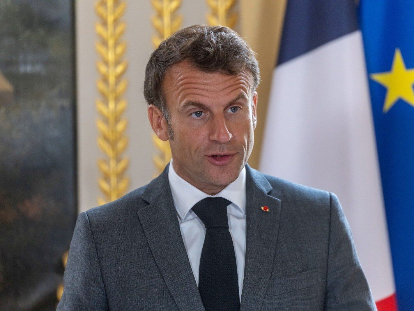 Emmanuel Macron duszkiem wypił butelkę piwa. Nagranie trafiło do sieci