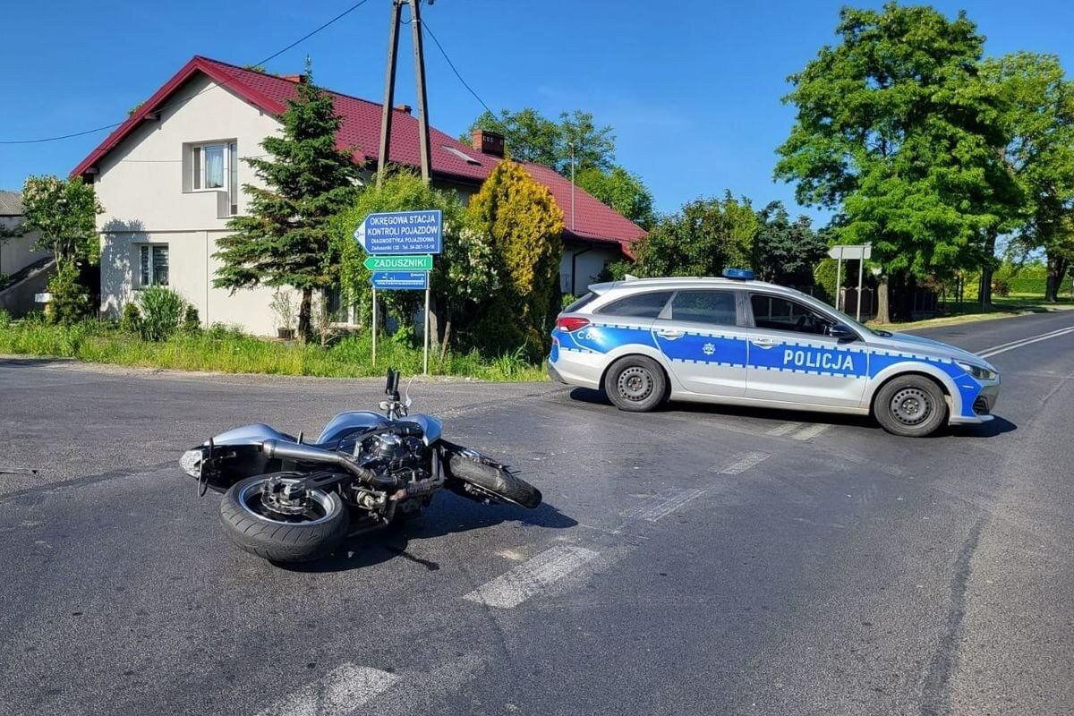 Kierowca osobówki wymusza pierwszeństwo. Motocykliści są w powietrzu