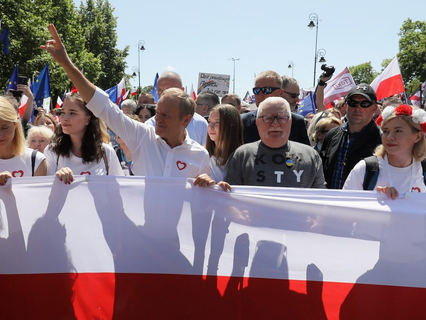 „Niedyskrecje parlamentarne”: Jak PiS napędziło frekwencję na marszu 4 czerwca. „Nasza zasługa”