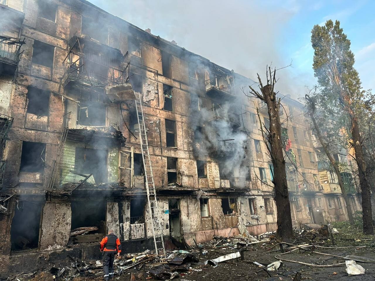 Rosyjska rakieta spadła na budynek mieszkalny. „Pod gruzami są ludzie”