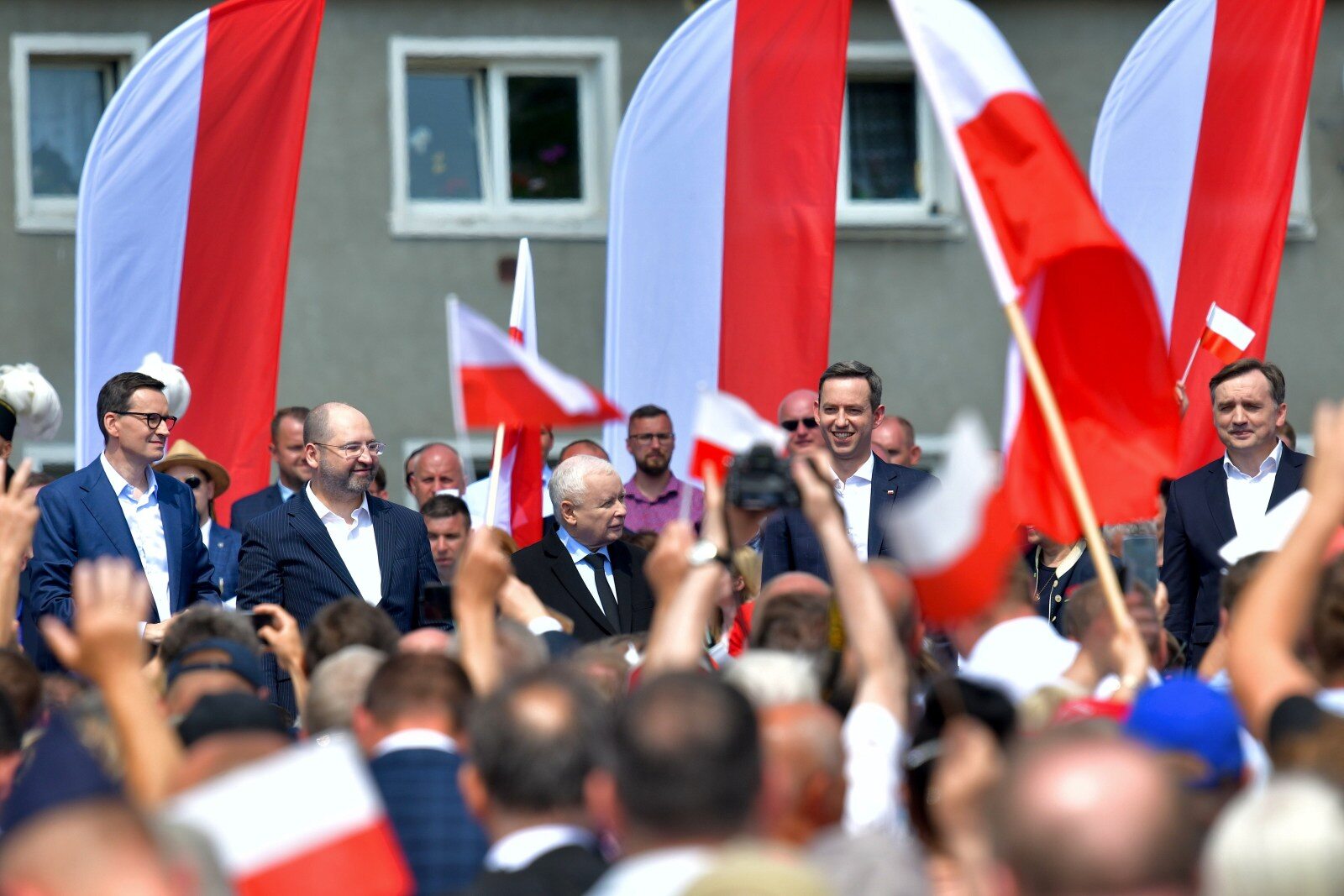 Tusk kpił z niewiedzy prezesa PiS. Kaczyński i Morawiecki komentują wydarzenia w Rosji