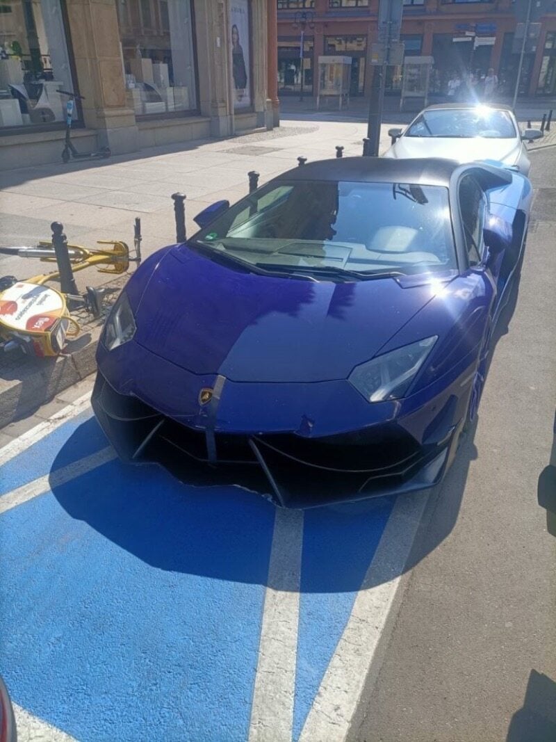 Zaparkował Lambo na kopercie. Właścicielom super fur wolno więcej?