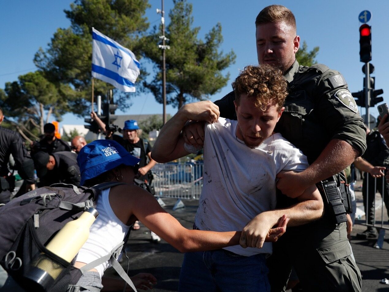 Armatki wodne i policja przed Knesetem. Czołowy działacz protestów zatrzymany