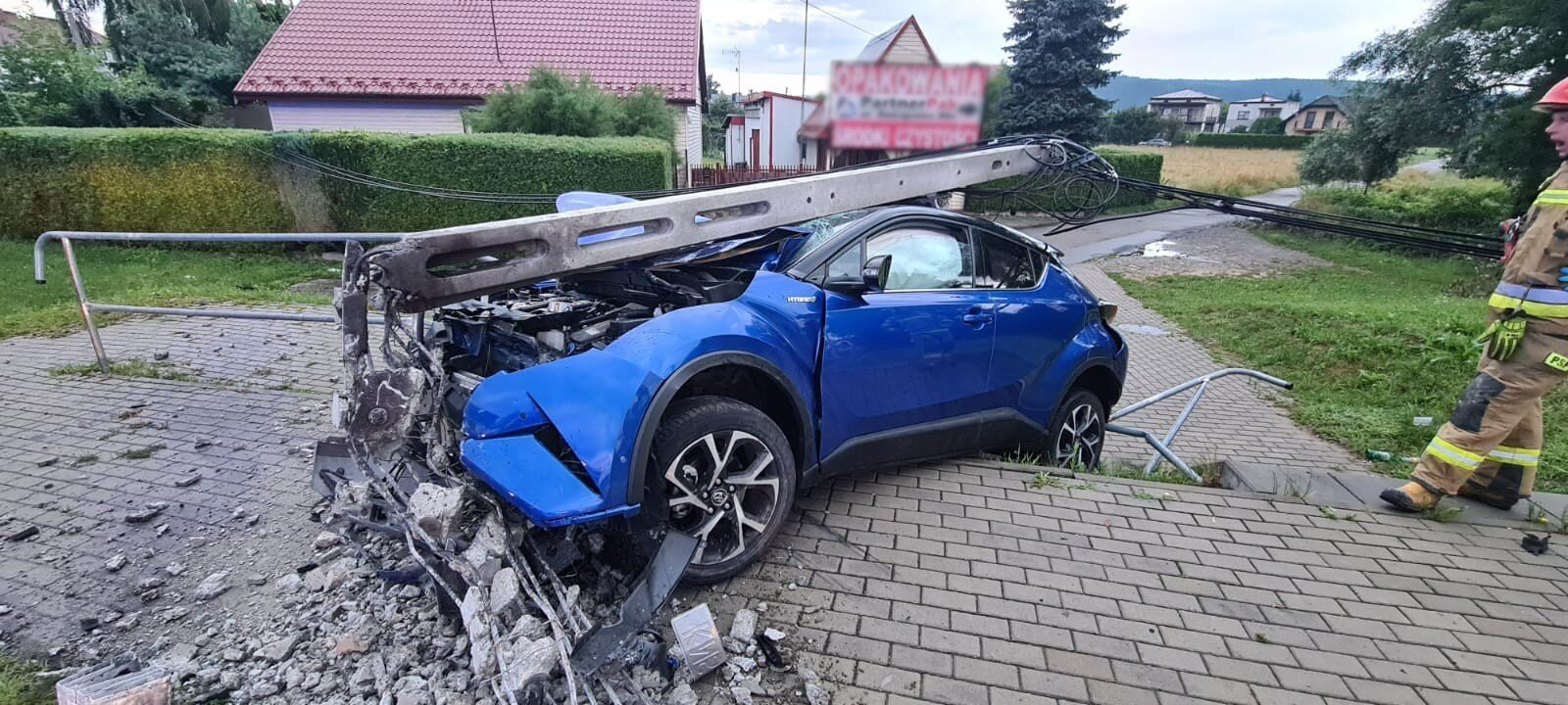 Groźny wypadek w Nowym Sączu. Toyota ścięła słup, jedna jest osoba ranna