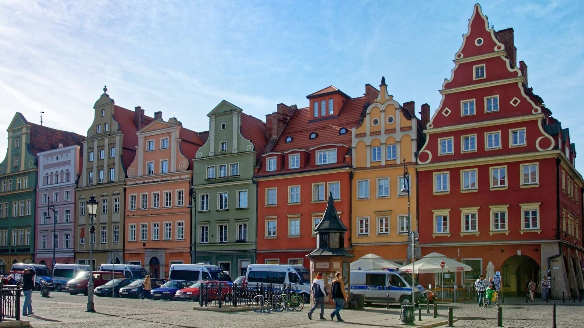 Mężczyzna z gnijącą ręką zaczepia wrocławian. „Chodzą tam muchy i zostawiają larwy”