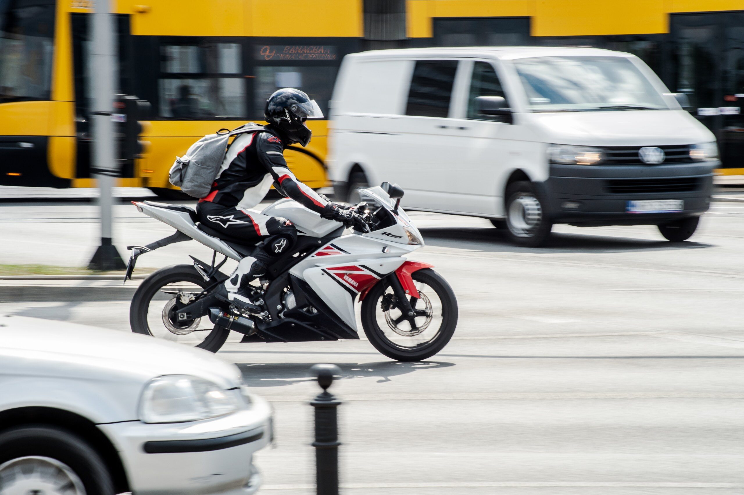 Motocyklista jechał za szybko o 102 km/h. Kwota mandatu pozwala kupić nowy jednoślad