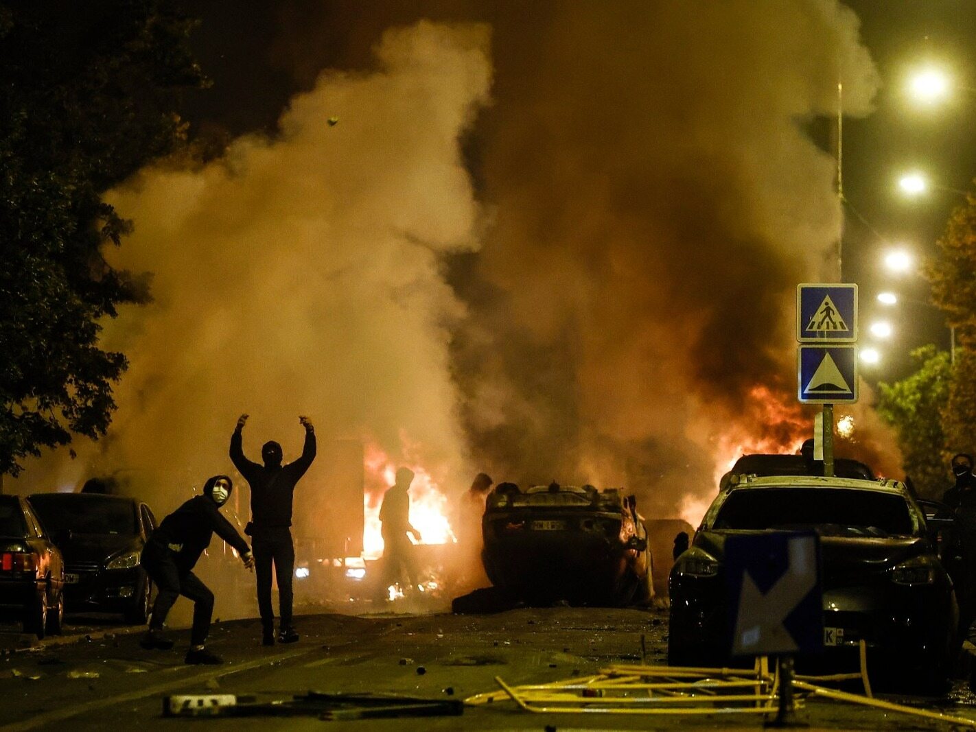 Niespokojna noc we Francji. Mer Marsylii wzywa posiłki. Uczestnicy zamieszek ukradli broń