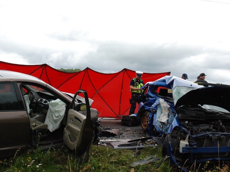 Wypadek samochodowy w miejscowości Stołczno na Pomorzu. Dwie osoby nie żyją, trzy odniosły rany