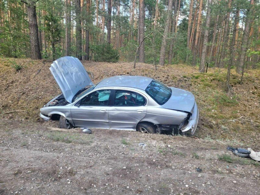 Jaguar zmiótł z jezdni Tico. Sprawca wypadku uciekł