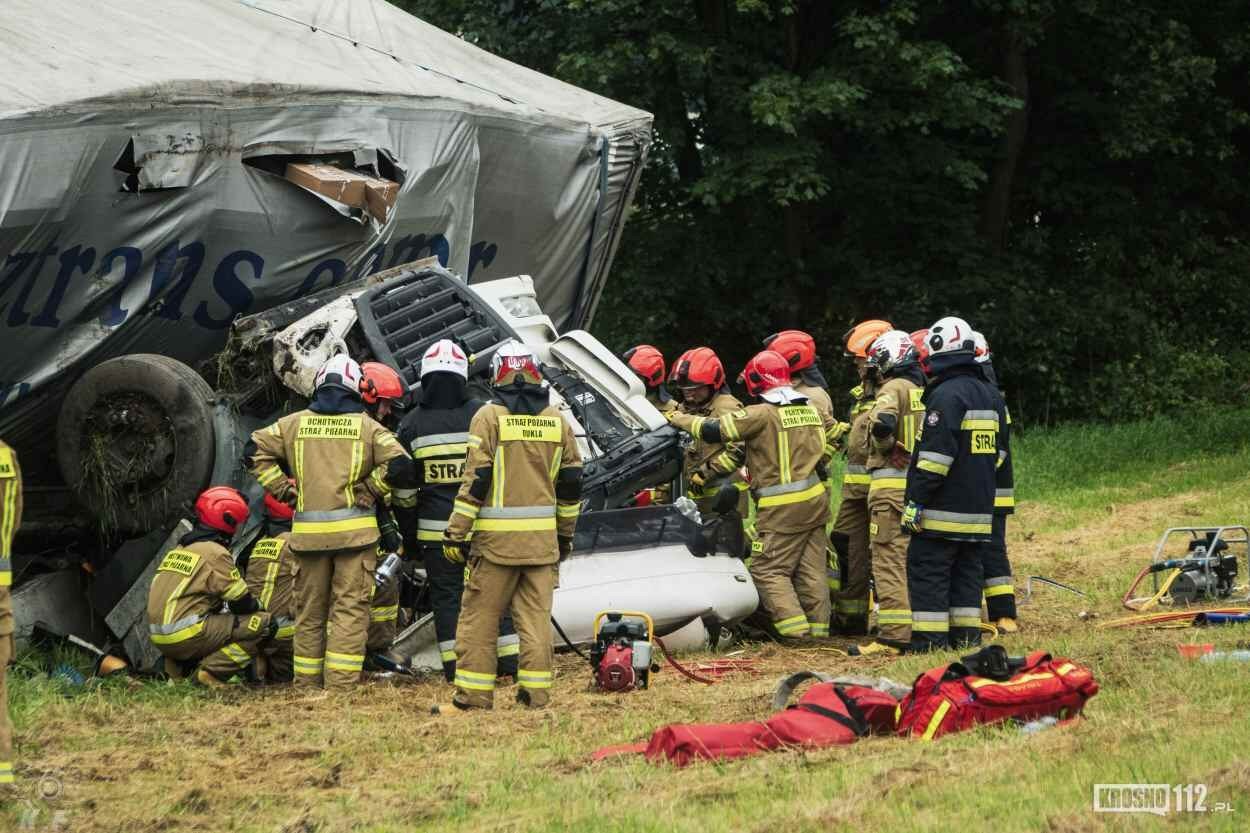 Tragiczny wypadek na DK19 pod Krosnem. Naczepa zmiażdżyła szoferkę