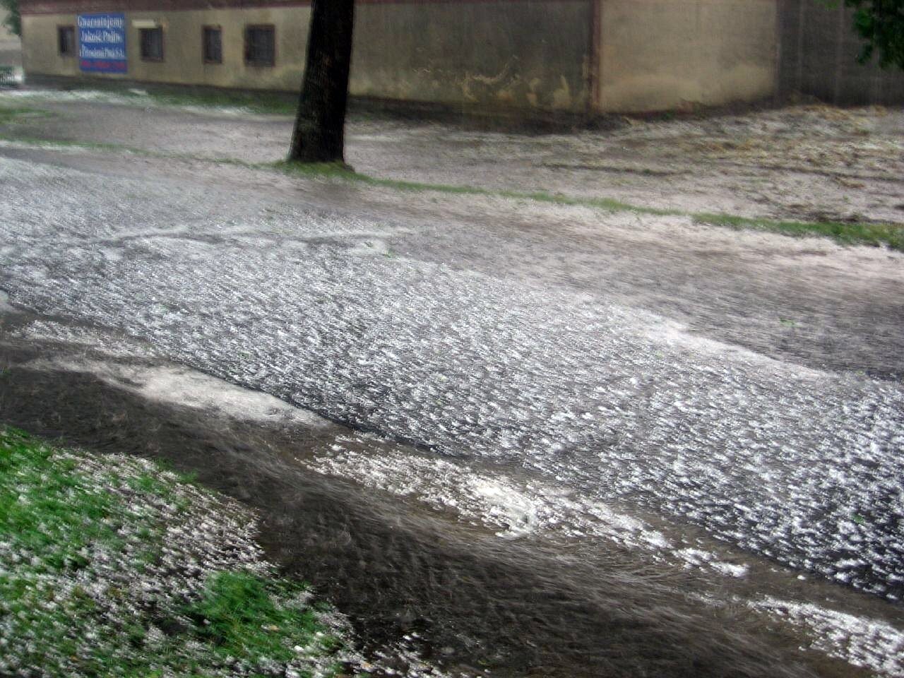 We wtorek pogoda niespokojna i zmienna. Część kraju mogą nawiedzić burze