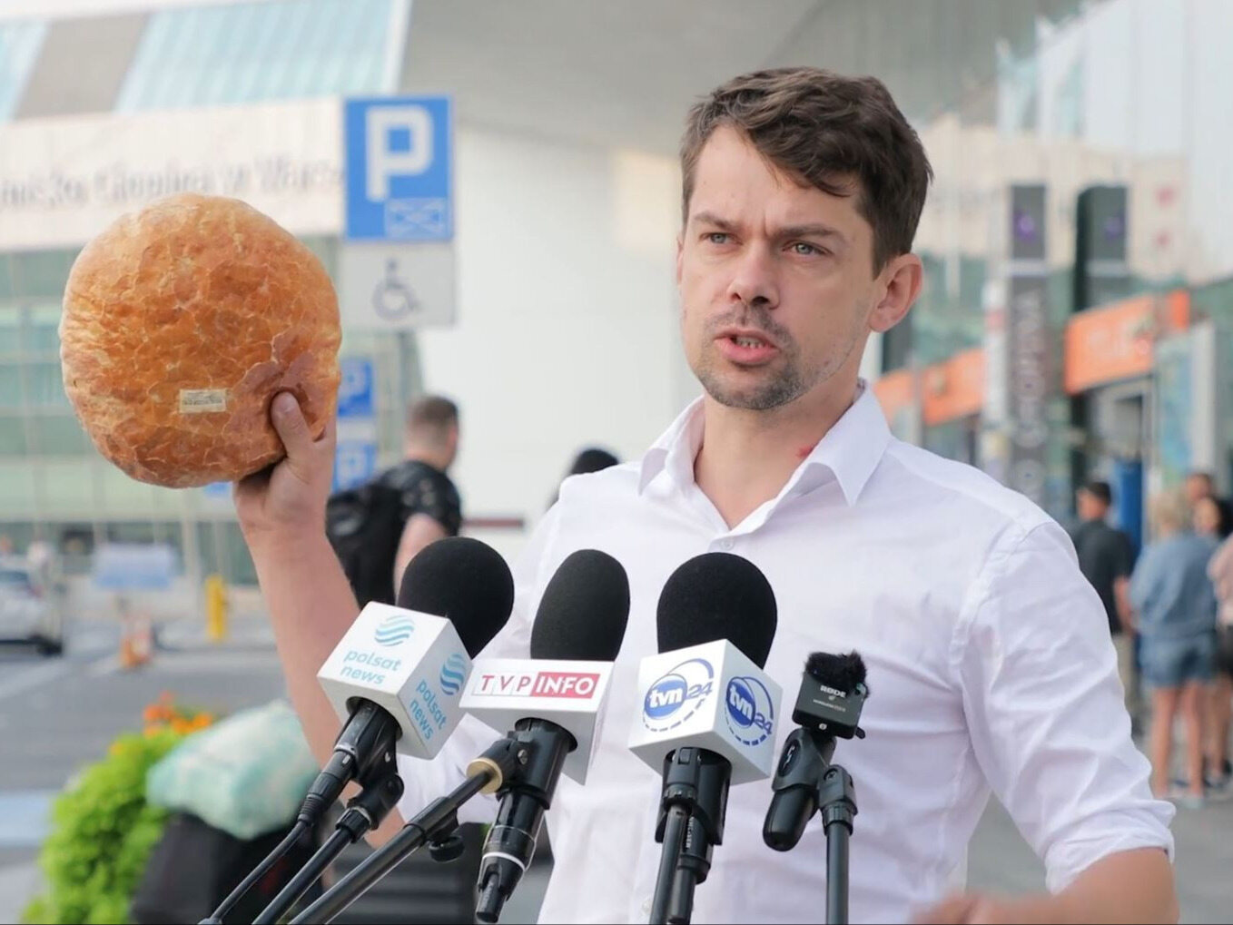 Kandydat KO do Sejmu grzmi na konferencji prasowej. „Doszło do sprawy skandalicznej”