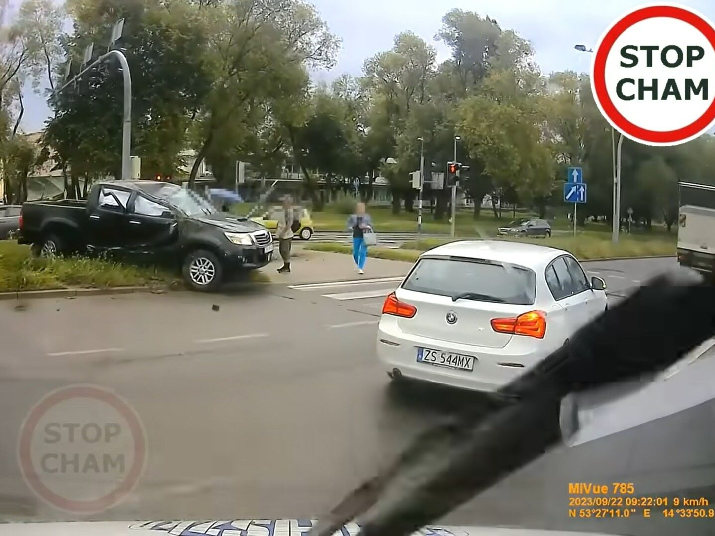 Nieoznakowany radiowóz dachował w Szczecinie. Wiemy, gdzie się spieszyli policjanci Nieoznakowany radiowóz dachował w Szczecinie. Wiemy, gdzie się spieszyli policjanci