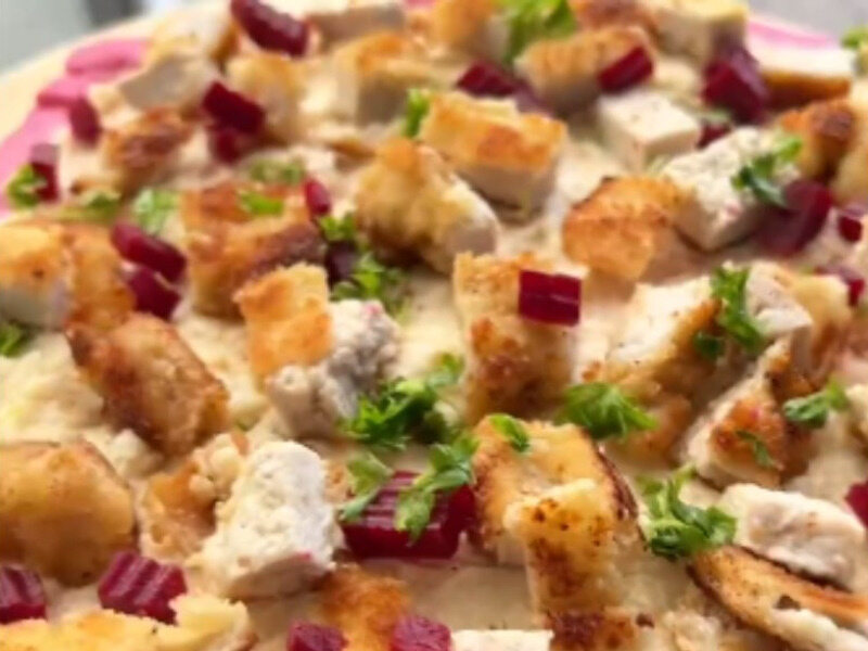 „Pizza po polsku” wstrząsnęła internautami. „Z tymi pierogami to przesadziłeś”