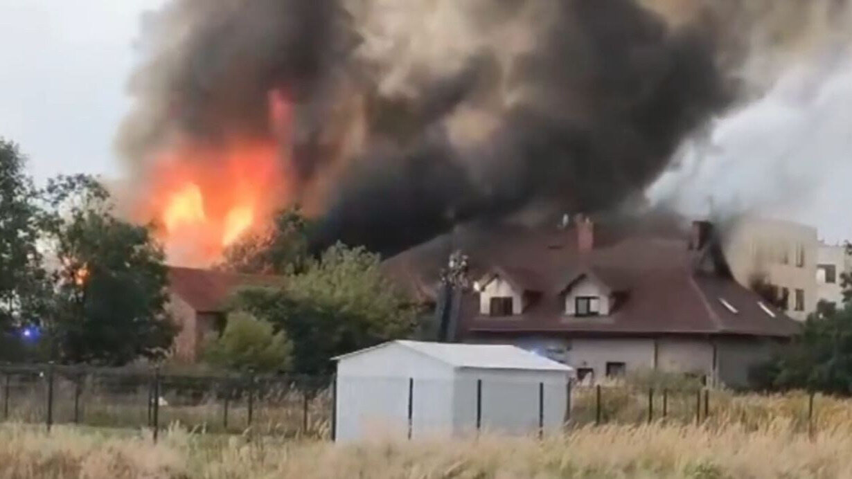 Potężny pożar w Pruszkowie. Słup czarnego dymu widać już z Warszawy