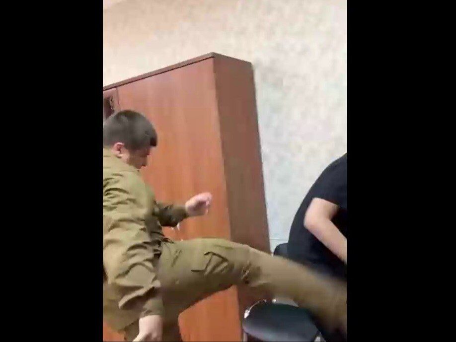 Syn Kadyrowa brutalnie bił aktywistę. Ojciec: Jestem dumny Syn Kadyrowa brutalnie bił aktywistę. Ojciec: Jestem dumny