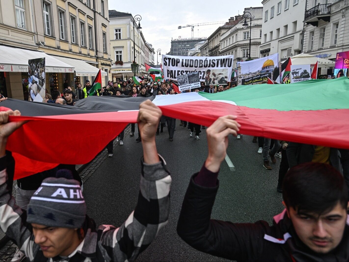 Antysemicki plakat w Warszawie. Wiceszef MSZ wini Trzaskowskiego