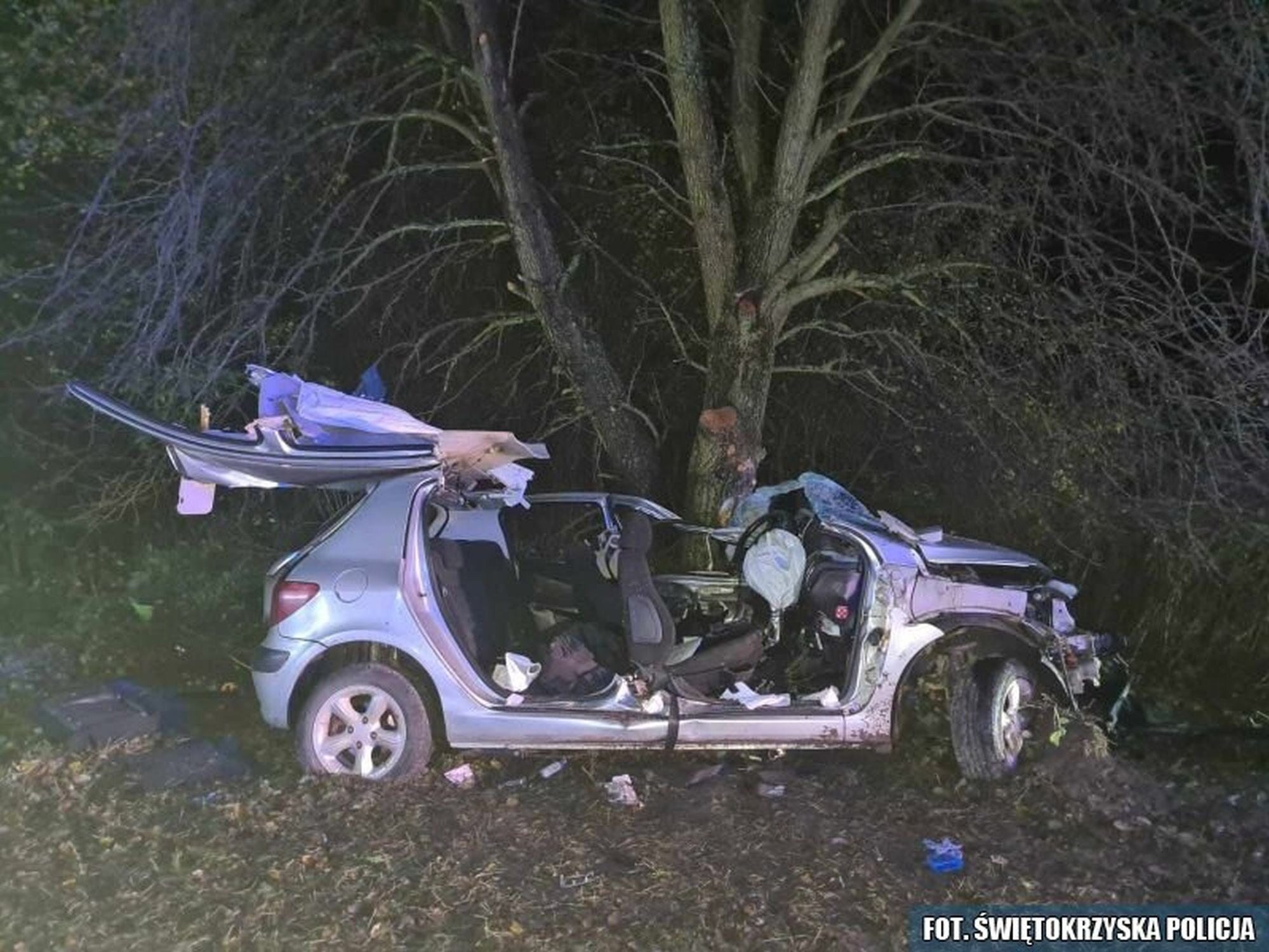 O krok od tragedii. 16-latek rozbił auto rodziców w Ożarowie