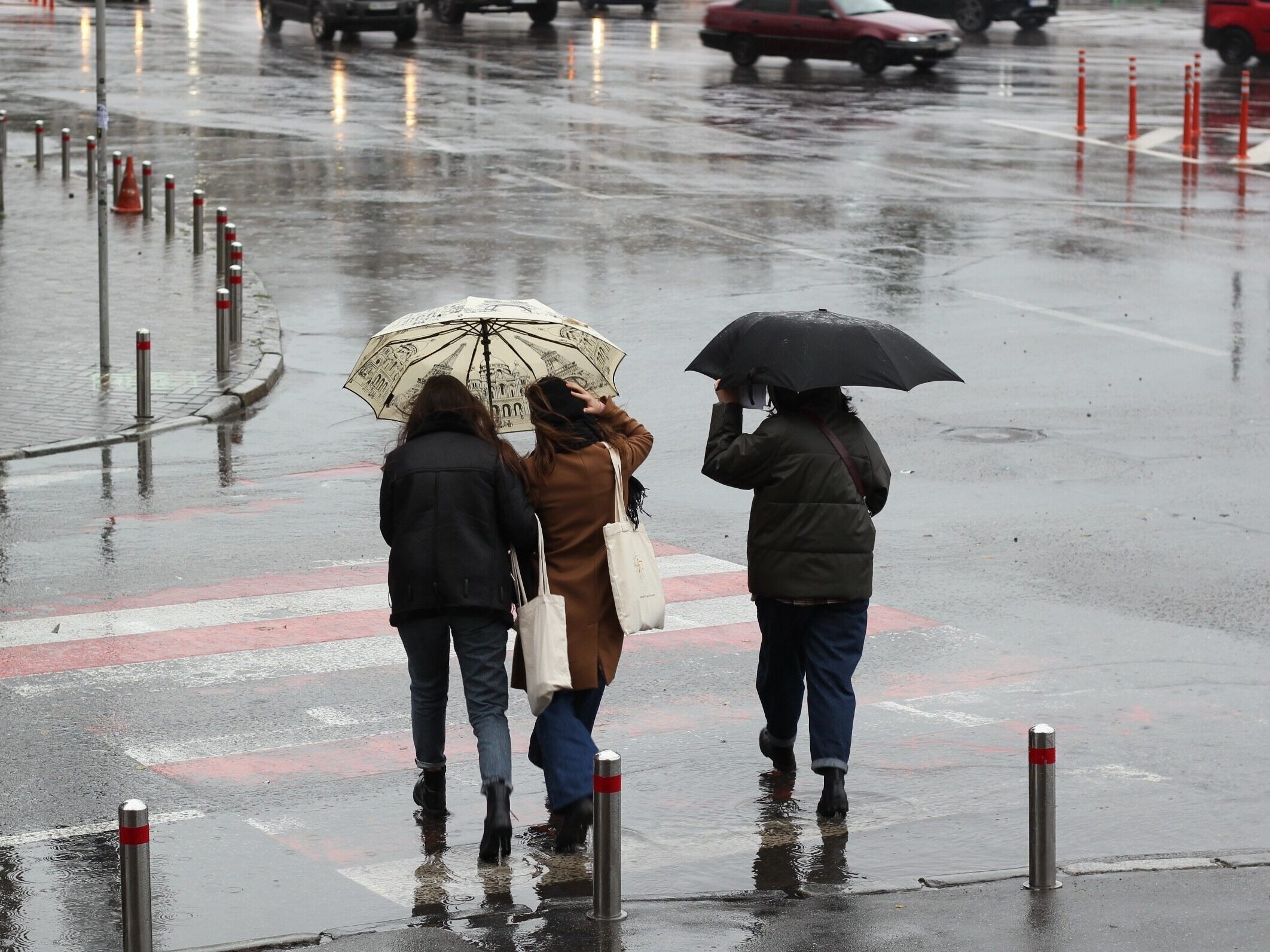 Potężna ulewa w Warszawie. Zalane ulice i garaże, odwołany mecz