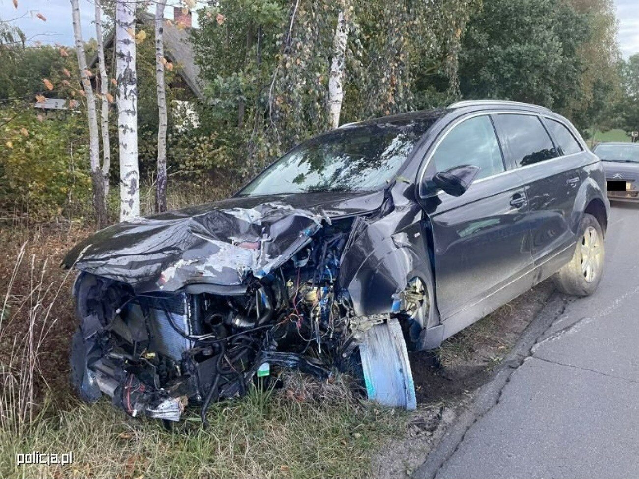 Tego nie zrobiłby trzeźwy kierowca. Rozbił auto na drzewie i kontynuował jazdę z urwanym kołem