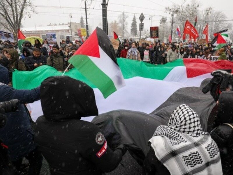 Demonstracja pod ambasadą Izraela w Warszawie. „Stop czystce etnicznej Gazy”