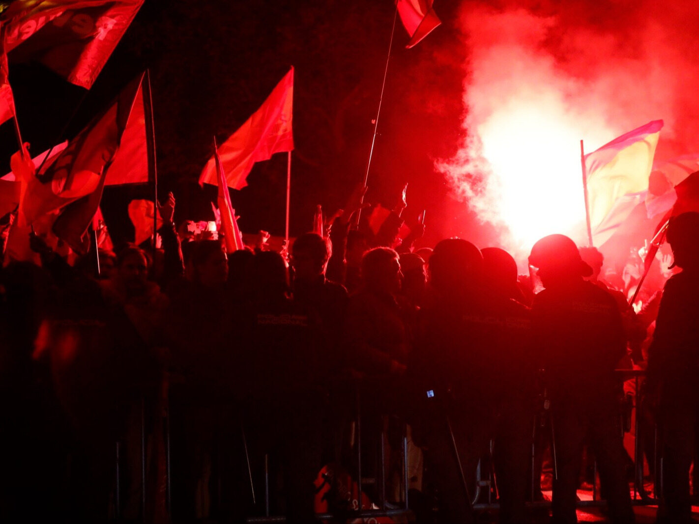 Szturm na siedzibę partii rządzącej w Hiszpanii. Policja użyła gazu