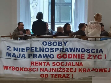Mają żal do Tuska i Hołowni. Rozpoczęli protest przed Sejmem, nie wykluczają zaostrzenia